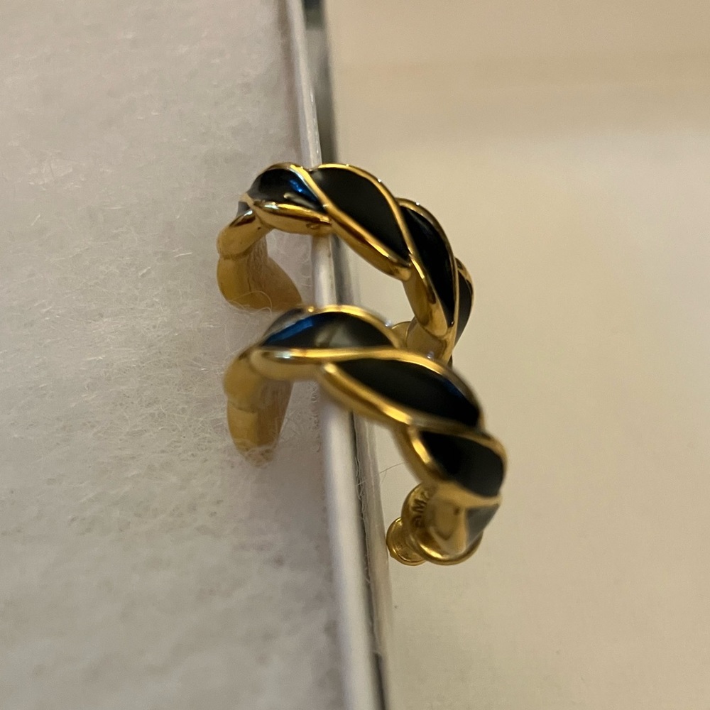 shiny goldtone and black classic scallop small huggie hoop earrings like new